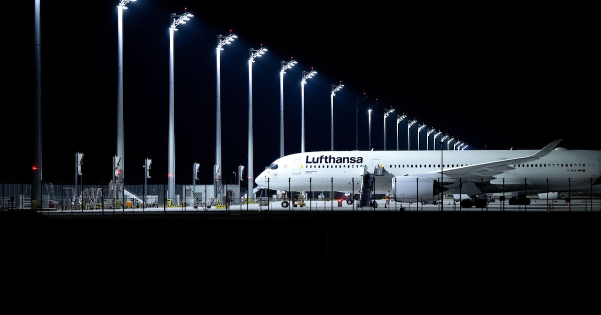 500 passengers are stuck on Lufthansa planes overnight