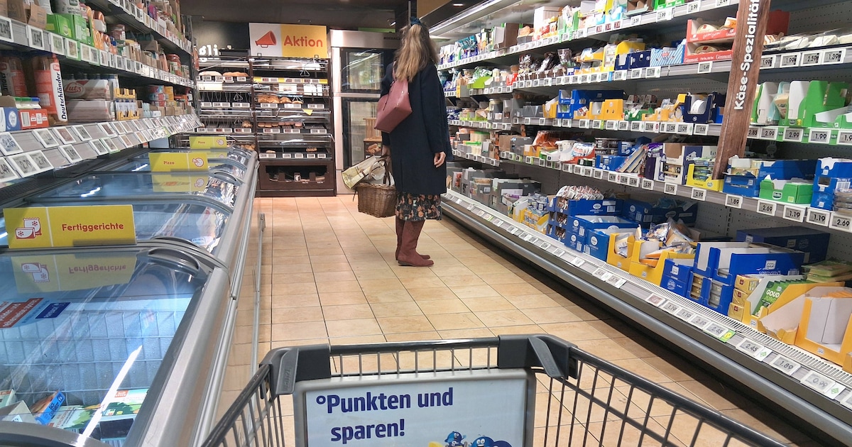 Save money when shopping: Expert warns of discount trap