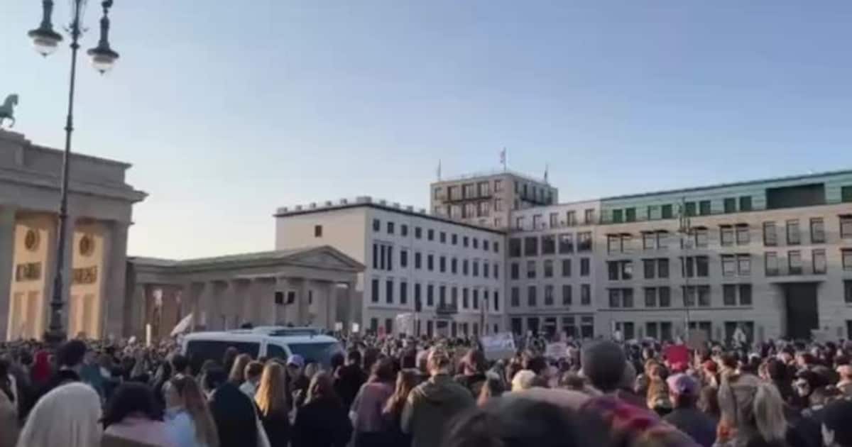 Video shows: Things suddenly get going at a demo in Berlin