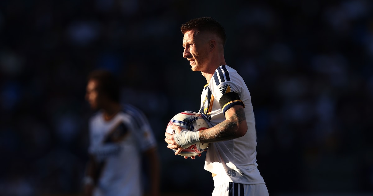 USA refuses entry to 10 players for game against Reus club LA Galaxy