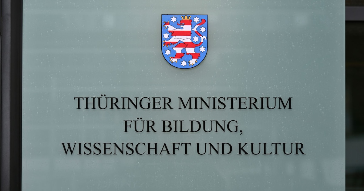 Teacher mounts the lettering “Fuck AfD” on a school photo